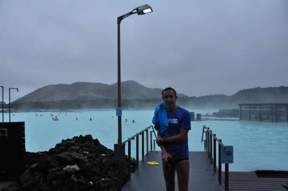 Enfrentando o frio para entrar na Blue Lagoon, na região de Reykjavik, na Islândia